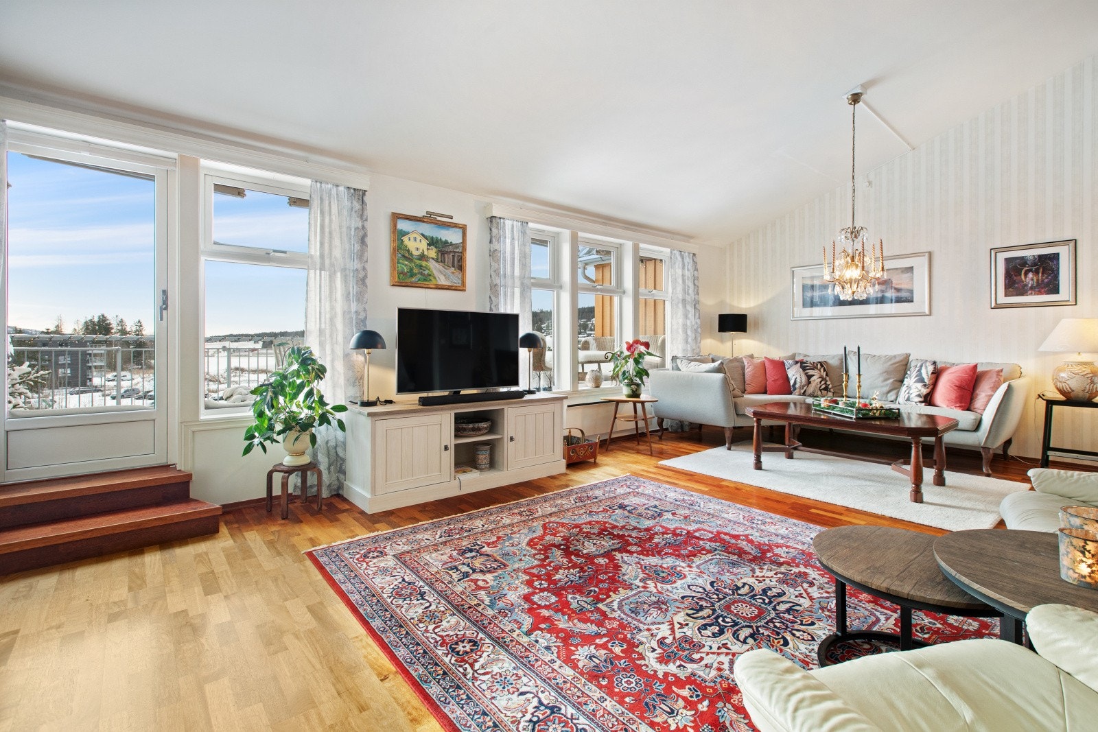 Veggflatene består av en harmonisk kombinasjon av malte flater og tapet. Galleribilde