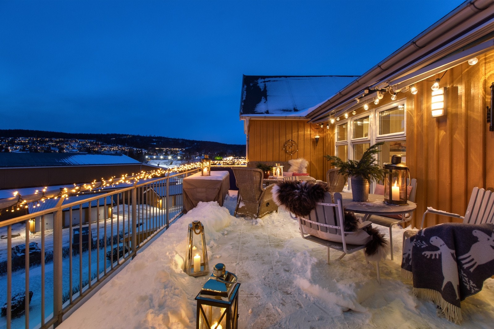 Stuen har direkte adkomst til en romslig og innbydende terrasse med gode møbleringsmuligheter. Galleribilde