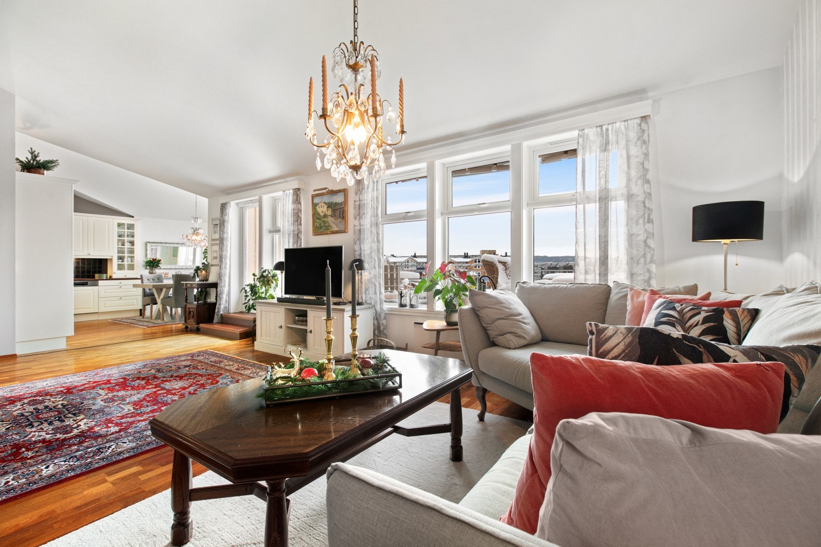 Store vindusflater sørger for et behagelig og lyst rom med godt dagslys. Galleribilde