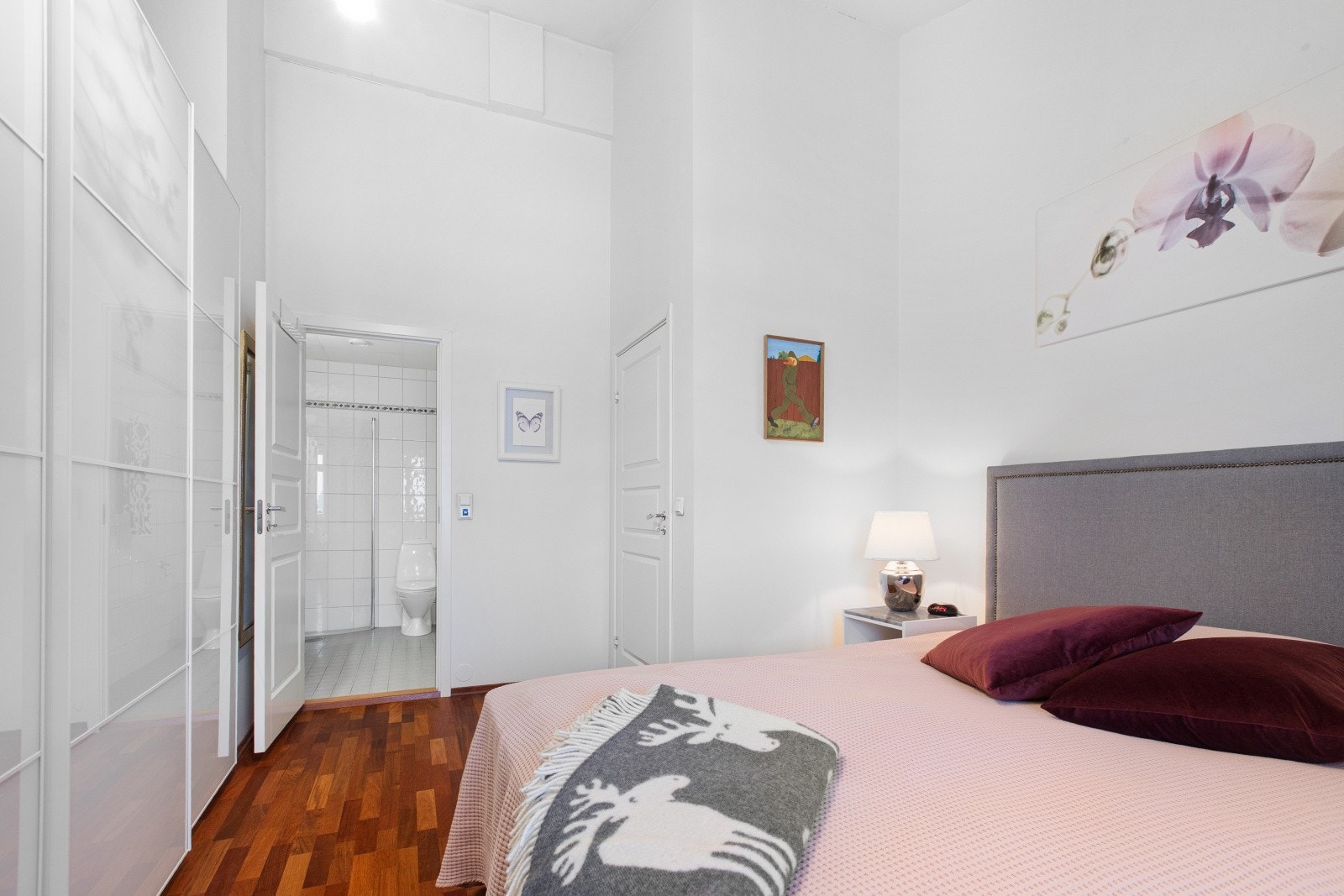 Leiligheten byr på tre soverom, og dette rommet er i dag innredet som hovedsoverom med eget tilknyttet bad. Galleribilde