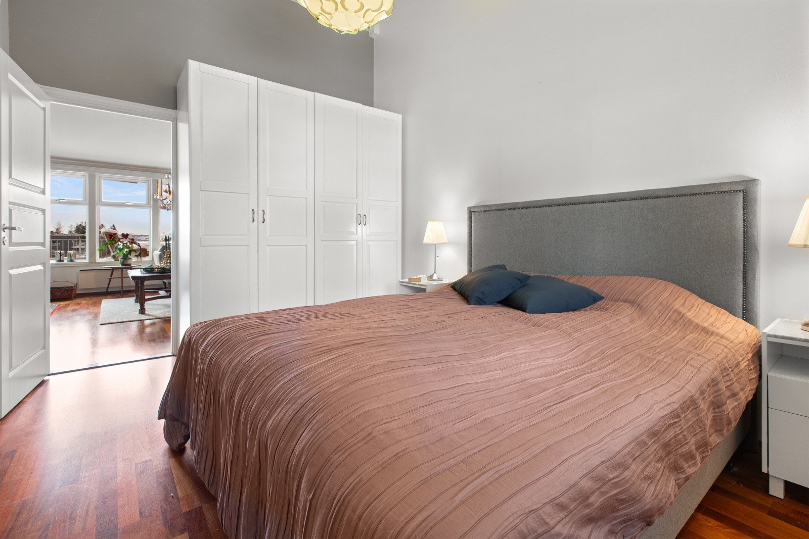 Det er montert praktiske garderobeskap som gir gode oppbevaringsmuligheter og som medfølger. Galleribilde