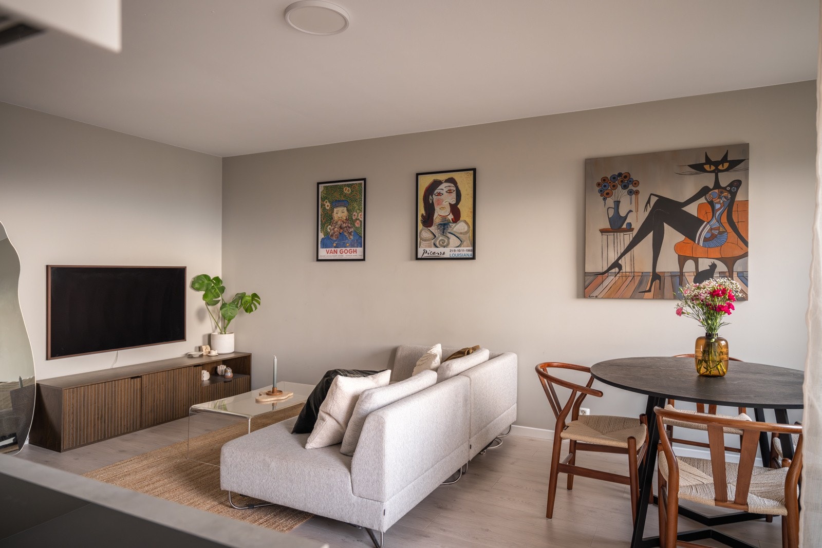 Stuen er enkel å møblere med sofa med salongbord, mediemøblement med tv og et spisebord. Galleribilde