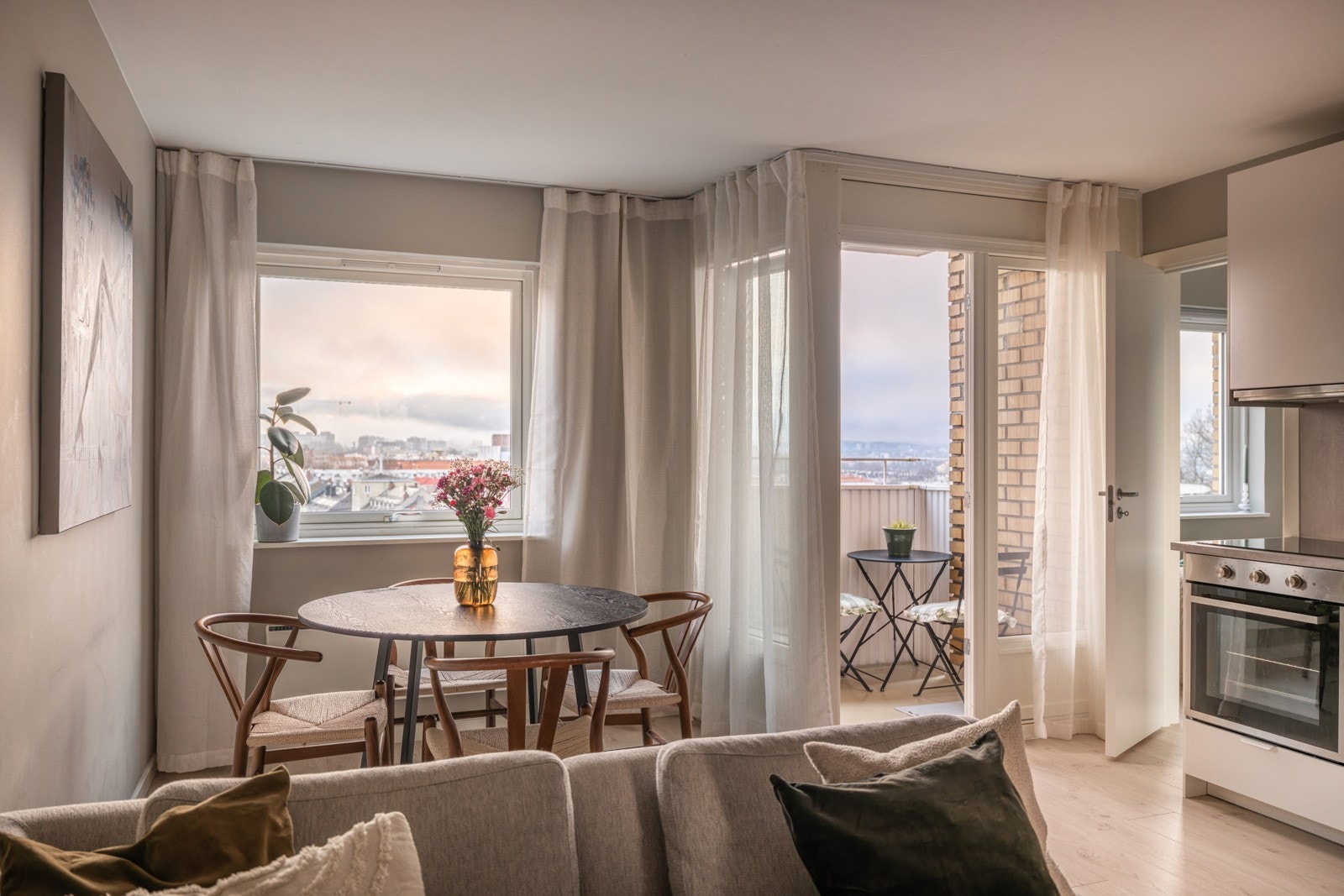 God og moderne standard med pen enstavs laminat på gulv, glatte overflater malt i en delikat farge og skjult elektrisk anlegg. Galleribilde