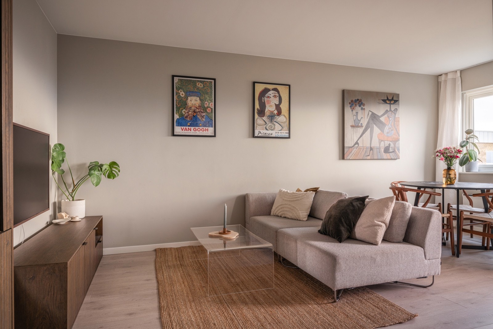 En lys og delikat 2-roms toppleilighet med balkong og moderne standard fra 2024. Galleribilde