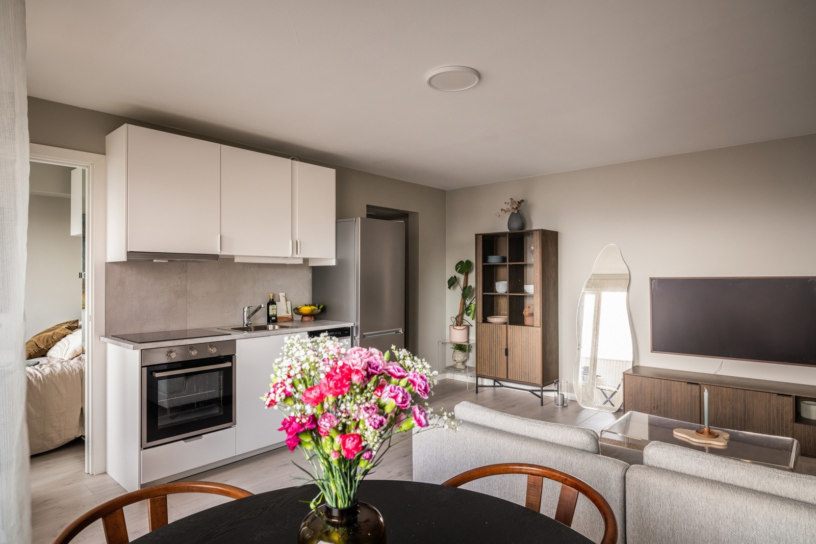 Kjøkkenet ligger i en fin, sosial og åpen løsning med stuen. Galleribilde