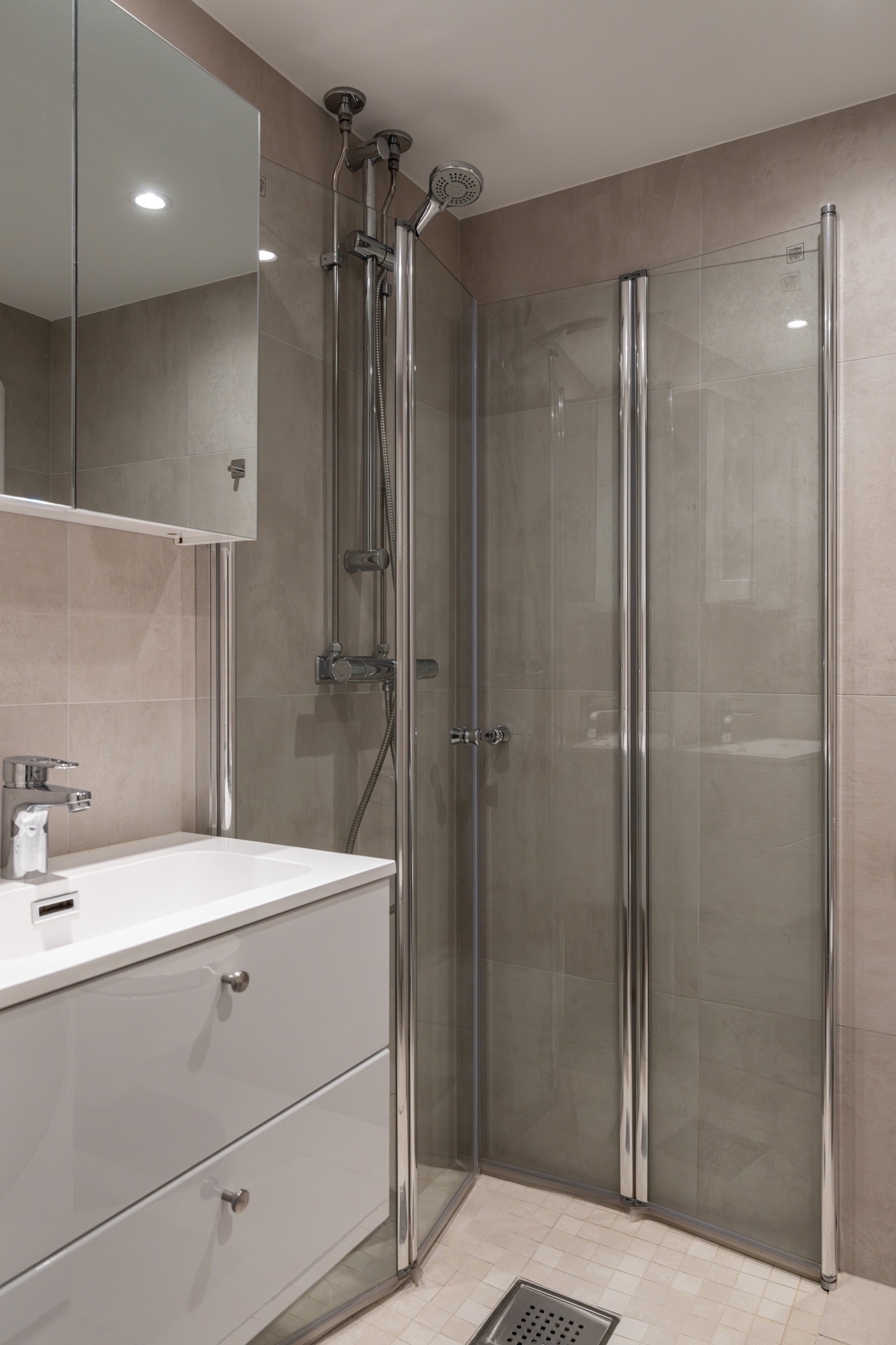 Baderommet er også utstyrt med dusjhjørne med innfellbare glassdører og vegghengt toalett. Galleribilde