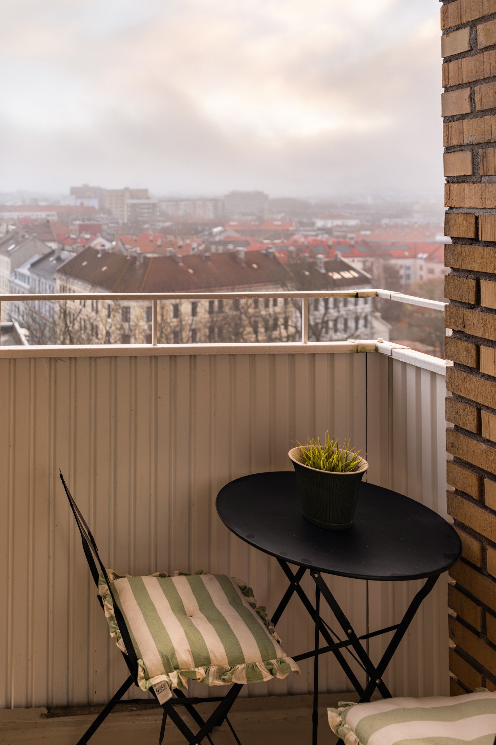 Balkongen er overbygget, har betongdekke på gulv og plass til et koselig kafésett. Siden balkongen er inntrukket, sitter du godt skjermet for både innsyn og vind. Galleribilde