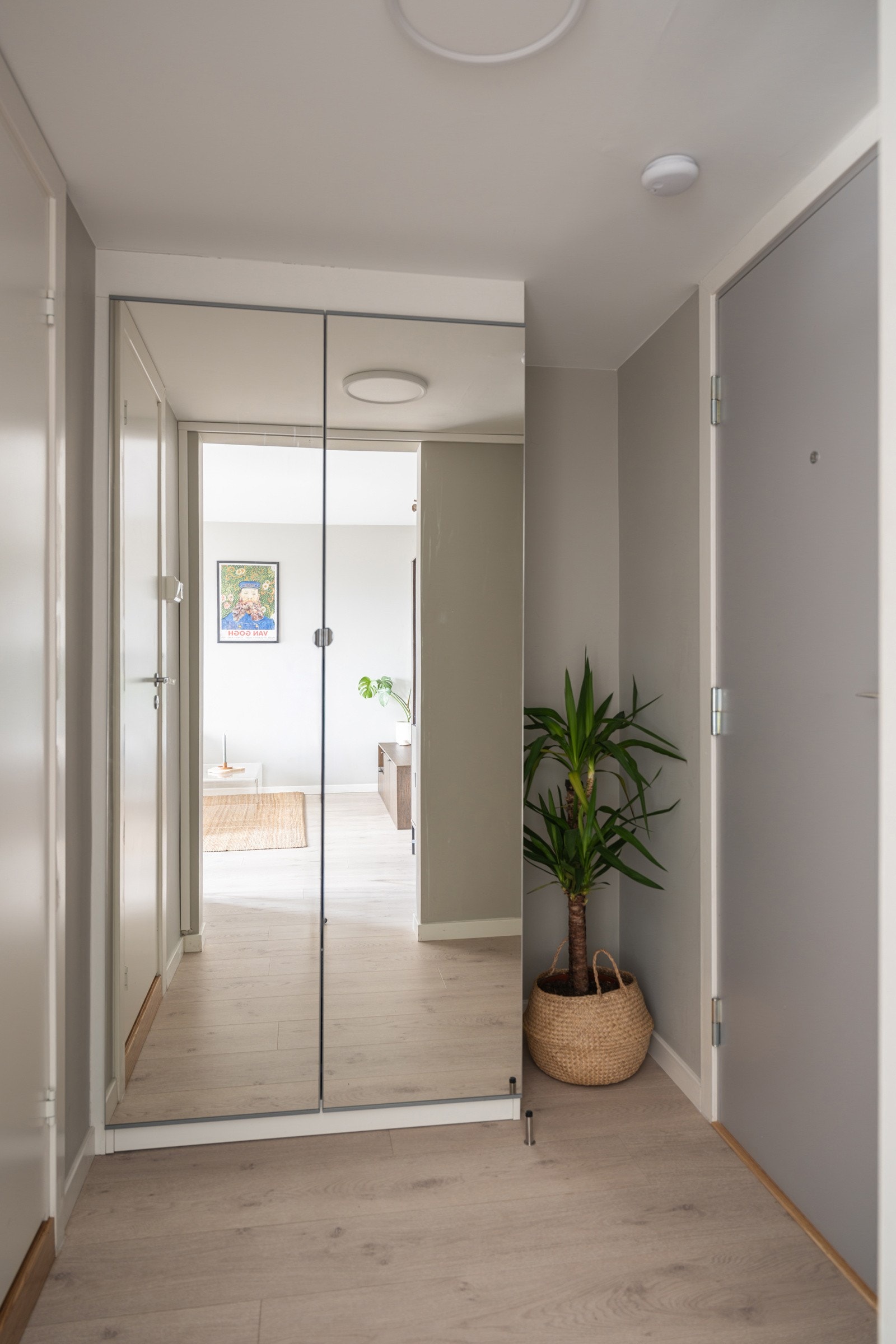 I entréen har du god plass til sko og oppheng av yttertøy i medfølgende garderobeskap med speildører. Galleribilde