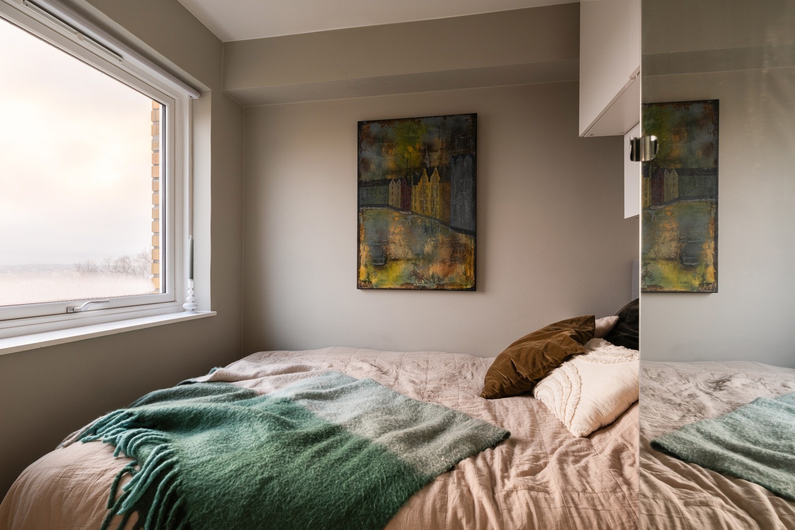 Leiligheten har et lyst og koselig soverom. Samme gode standard fra 2024 som resten av leiligheten med enstavs laminat på gulv og glatte malte overflater. Galleribilde