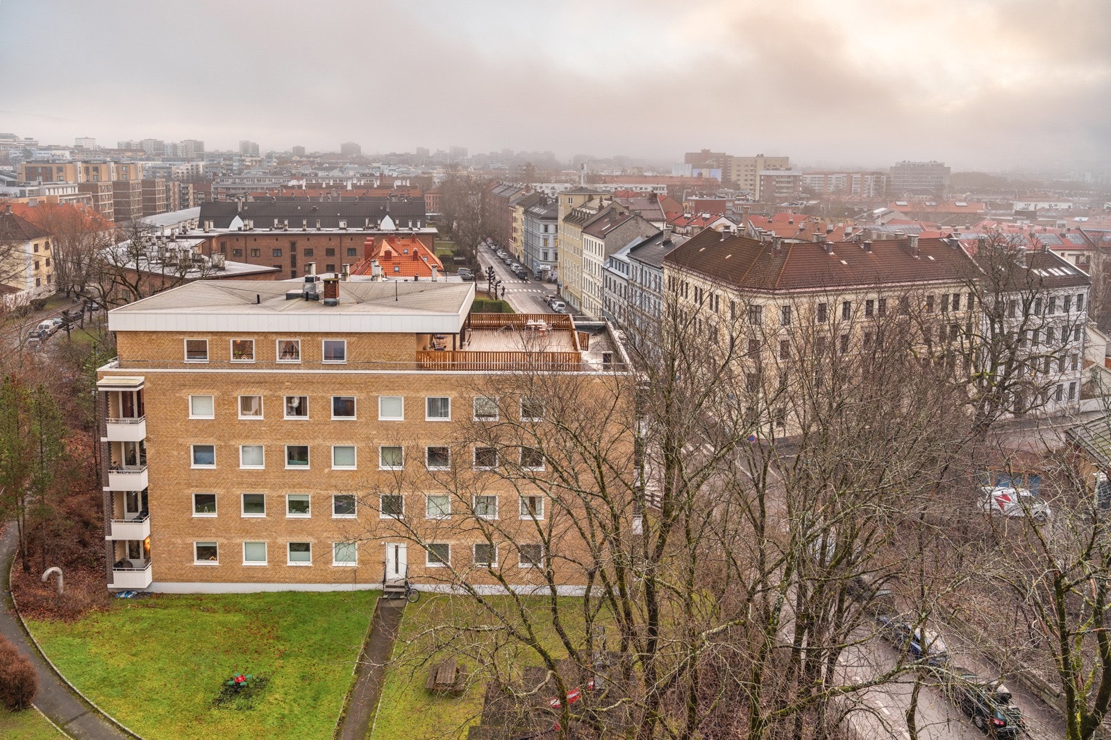 Her sitter du høyt, fritt og solrikt med flott utsikt over byen! Galleribilde