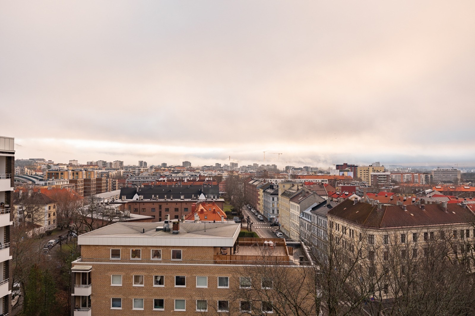 Beliggenheten i byggets toppetasje og mot øst sørger for gode solforhold på morgen og formiddag. Dette er uten tvil en fin plass for lange og late sommerdager og -kvelder! Galleribilde