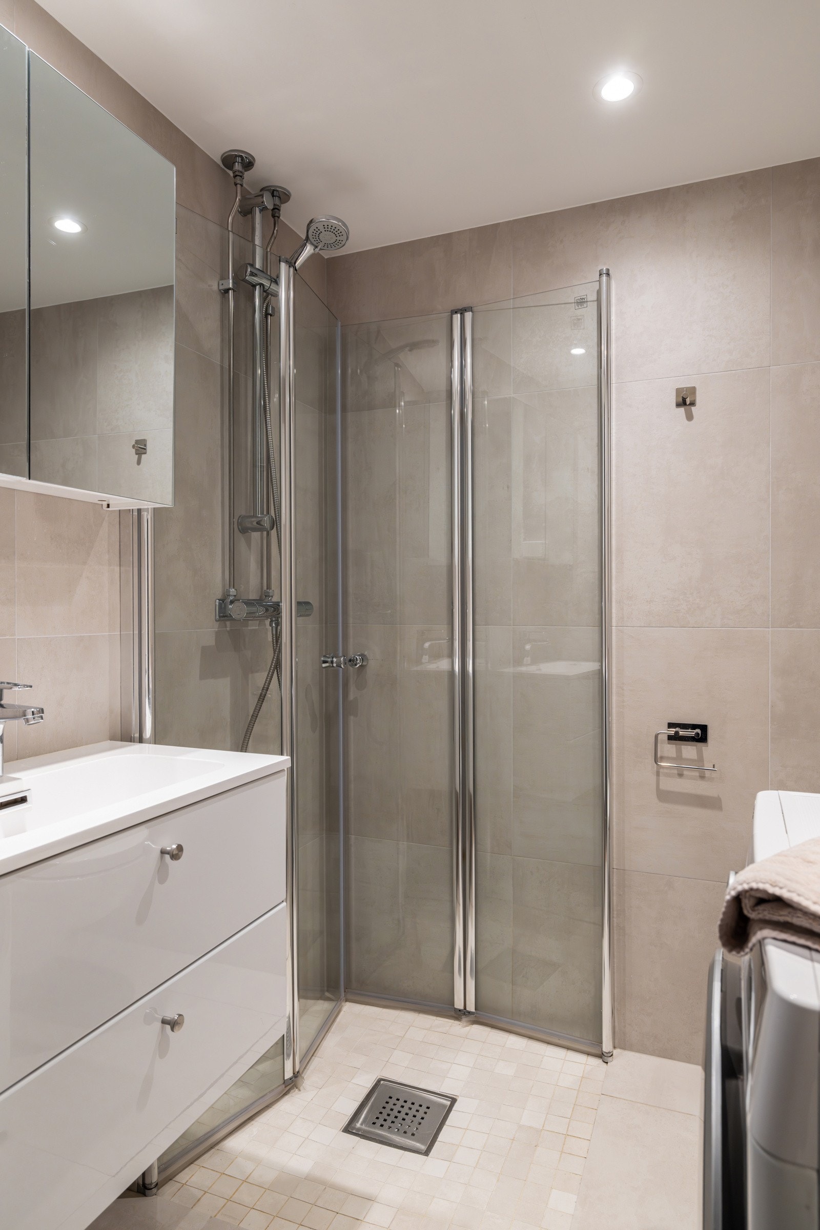 Baderommet har flotte fliser på gulv og vegger, elektriske varmekabler i gulv, downlights i himlingen og mekanisk avtrekk. Galleribilde