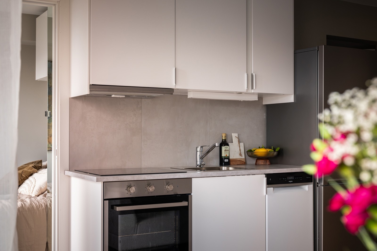 Både fint og praktisk med flotte fliser i benkeryggen og belysning under overskap. Galleribilde