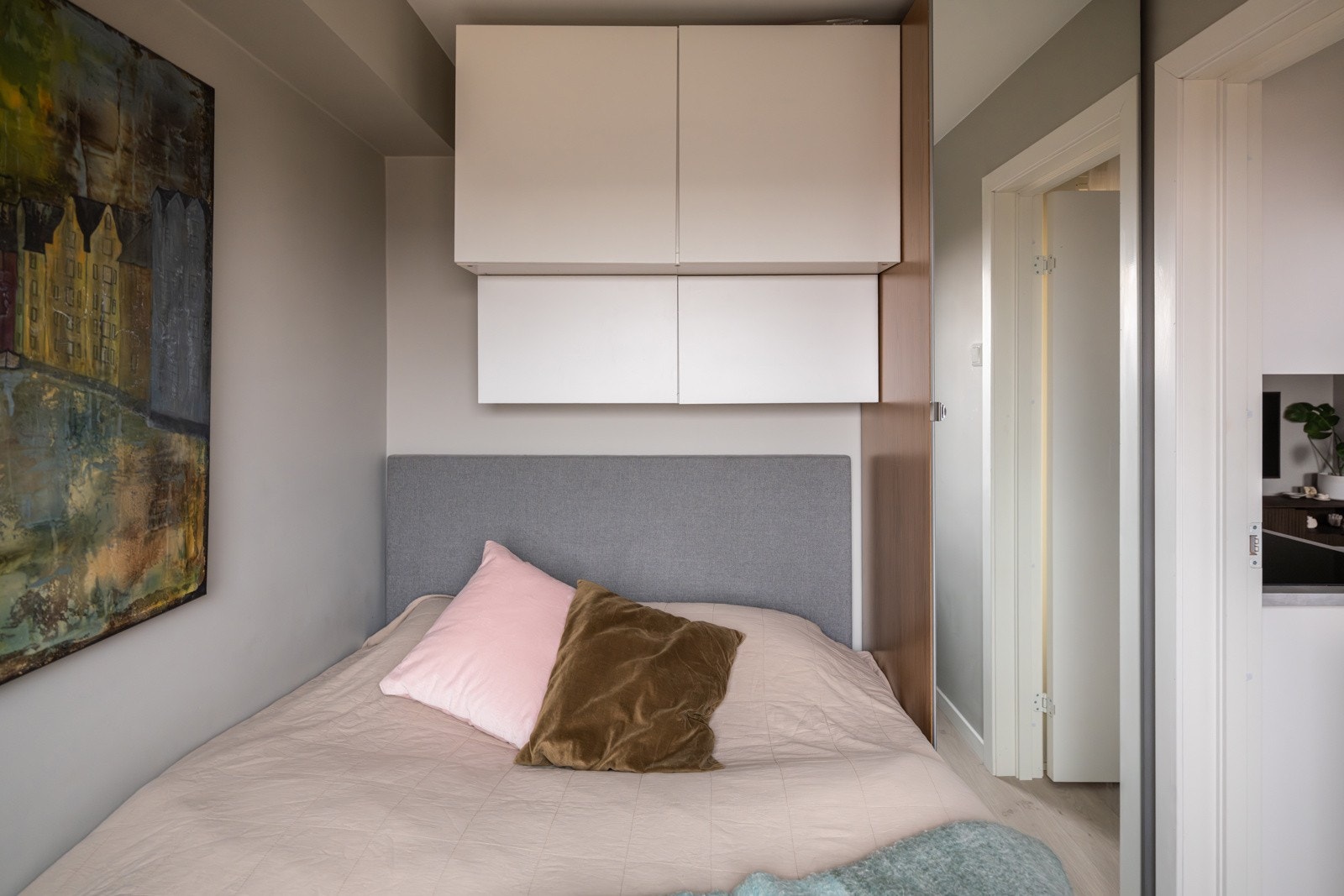 På soverommet har du naturlig plass til dobbeltseng. Det er også oppbevaringsplass i medfølgende garderobeskap med speildør, samt vegghengte skap over sengen. Galleribilde