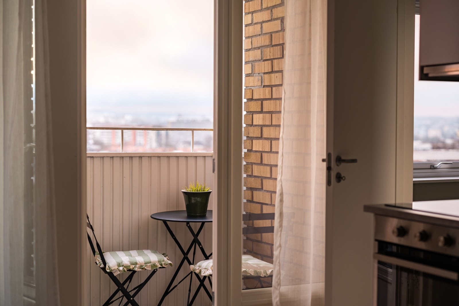 Balkongdøren og alle vinduene i leiligheten var nye i 2021. Galleribilde