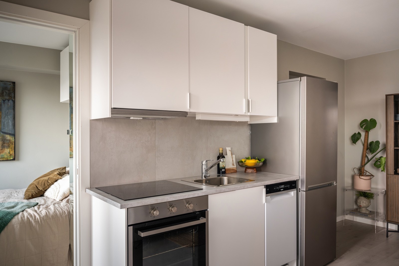 Kjøkkenet er utstyrt med medfølgende hvitevarer som nedfelt platetopp, stekeovn og oppvaskmaskin, samt plass til frittstående kjøleskap med frysedel. Galleribilde