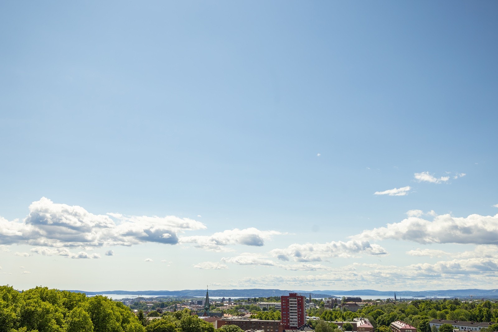 Takterrassen har optimale solforhold og fantastisk utsikt over byen! Galleribilde