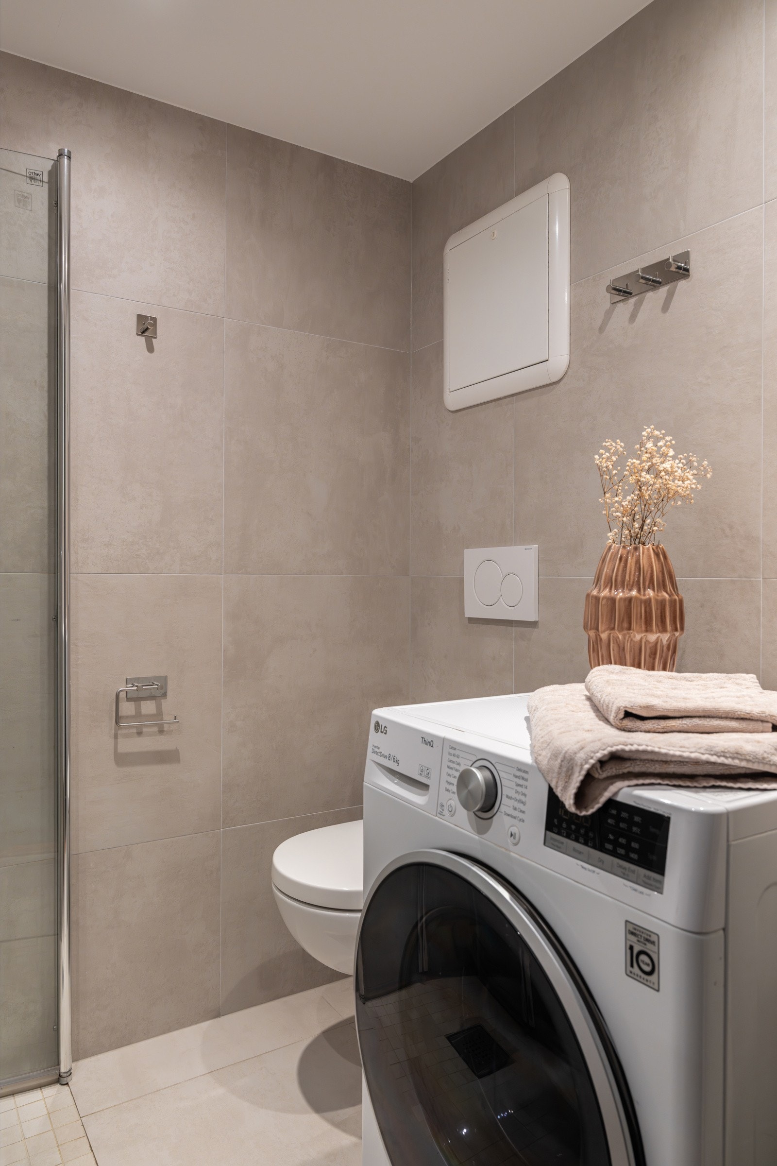 I hjørnet er det plass og opplegg for vaskemaskin. Som beboer har du også tilgang til fellesvaskeri i kjelleren. Galleribilde