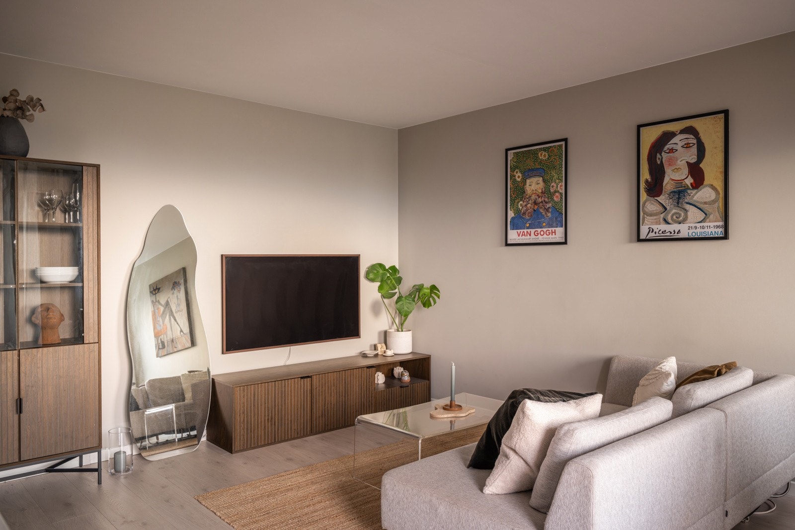 Leiligheten ligger i byggets toppetasje (9.etasje med heis), og har en god planløsning som utnytter plassen optimalt. Galleribilde