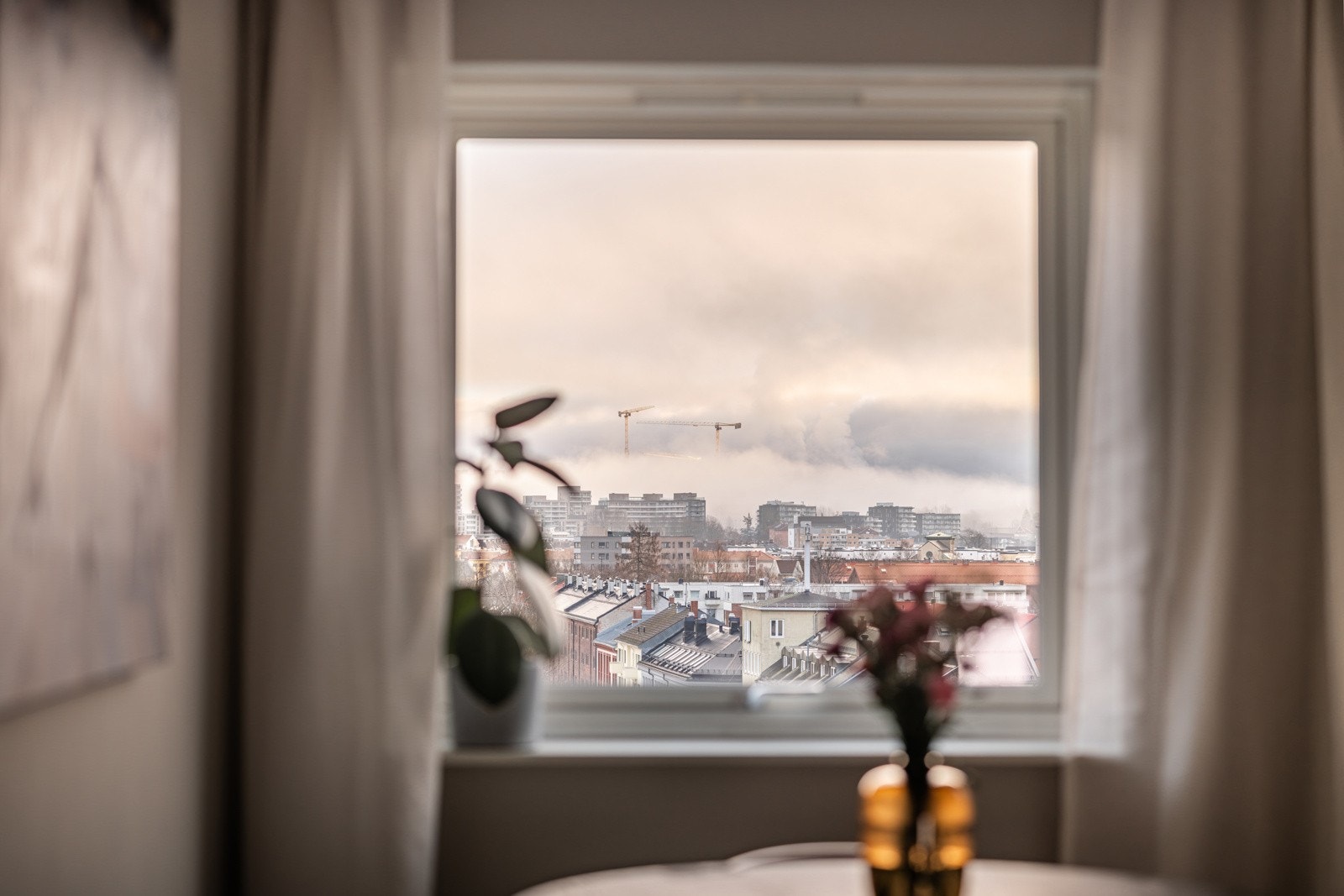 Beliggenheten i byggets toppetasje med store vindusflater sørger for rikelig med naturlig lys, samtidig som det ikke er noe innsyn. Her bor du høyt og fritt med nydelig utsikt! Galleribilde