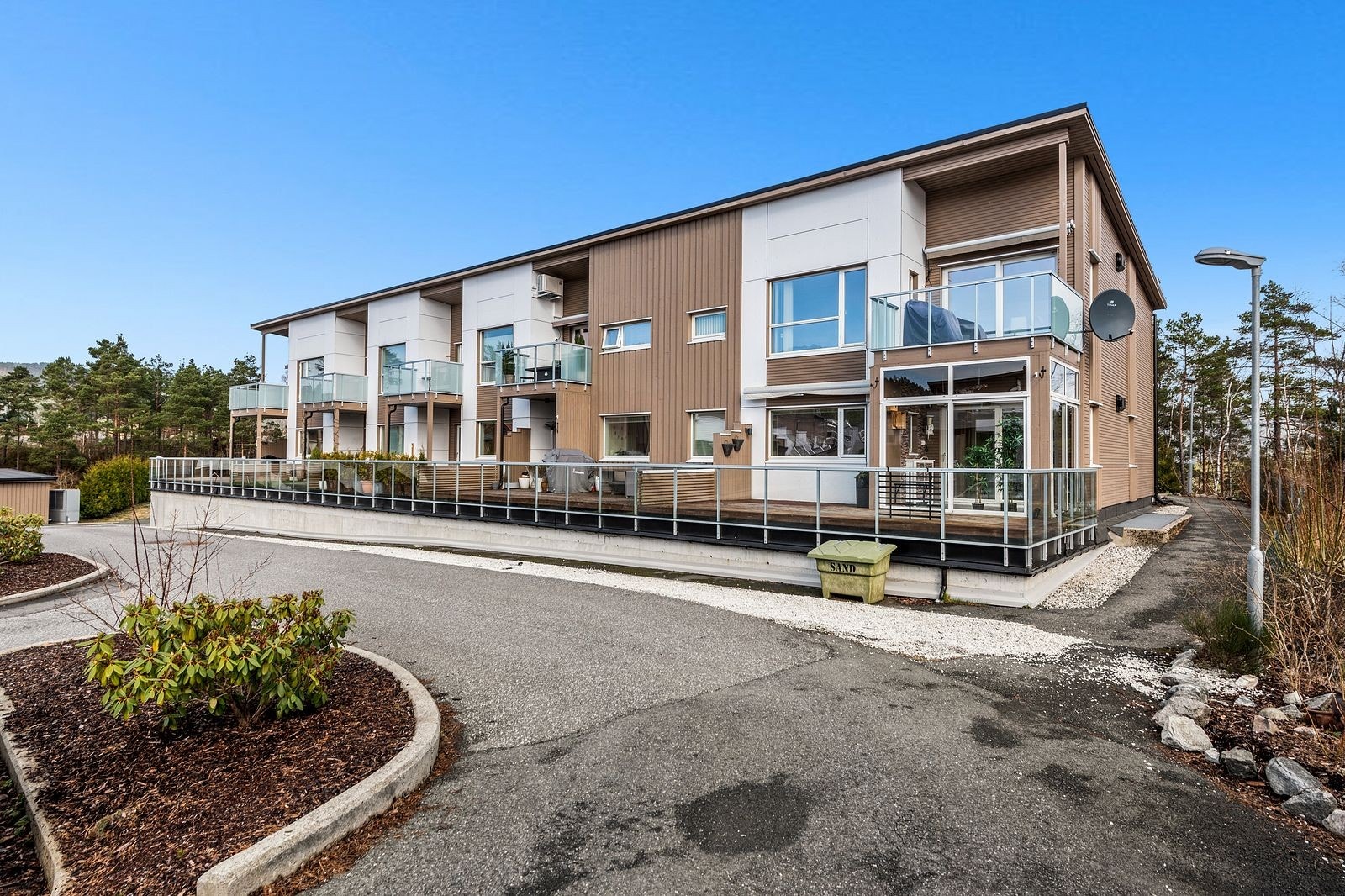 Et veletablert sameie med pent opparbeidet uteplasser. Garasjeplass med elbillader medfølger Galleribilde