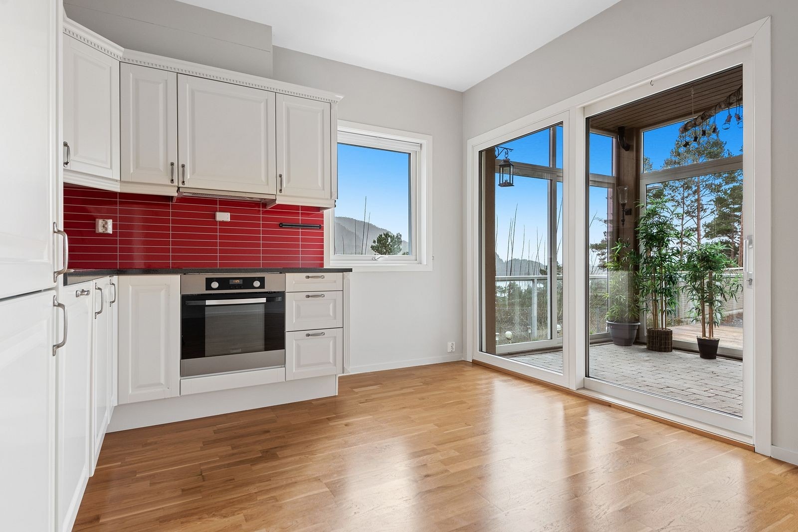 Godt med skap- og benkeplass på kjøkken. Utgang til vinterhage og balkong Galleribilde