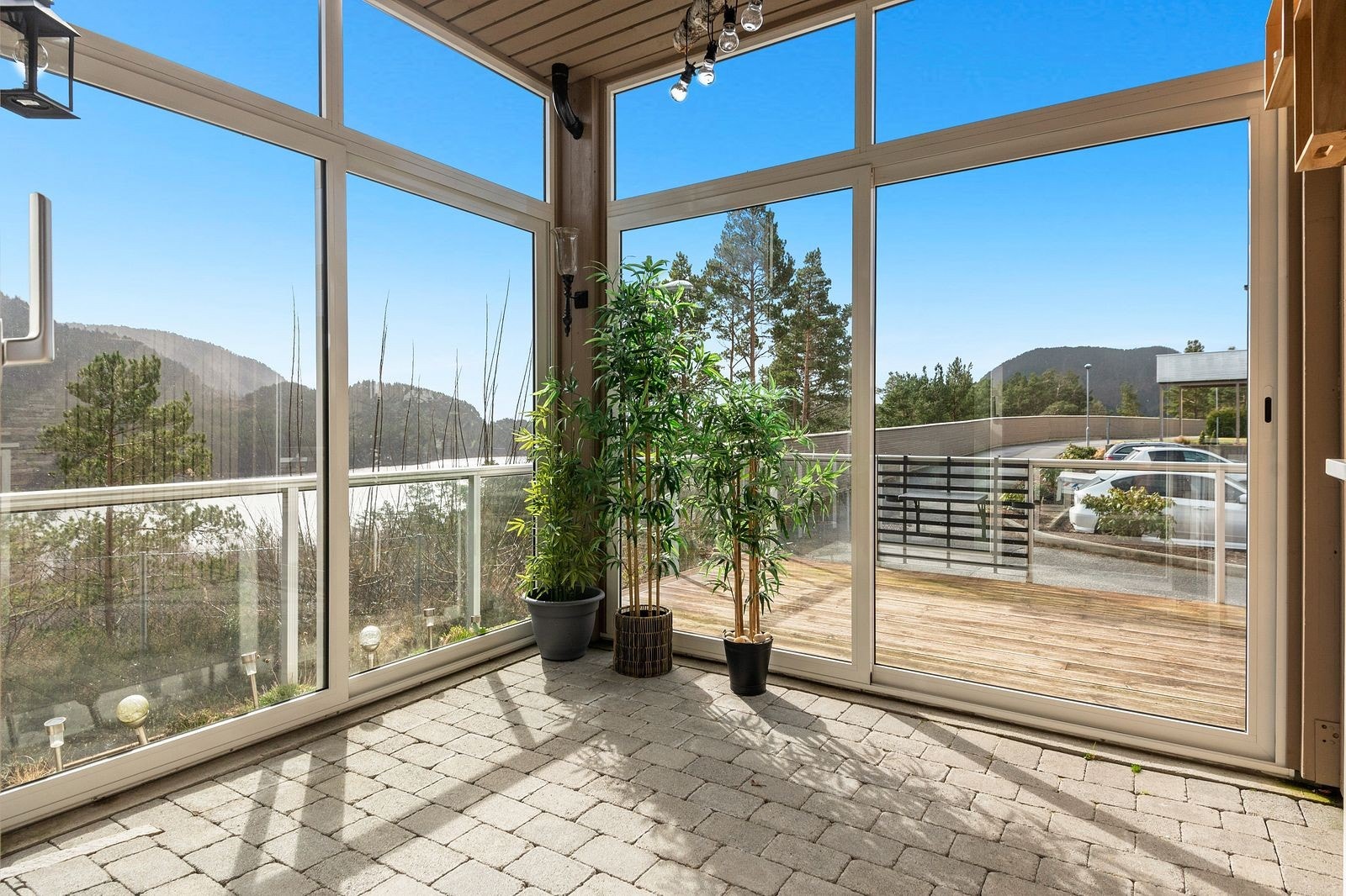 Koselig, innglasset vinterhage til bruk hele året. Utenfor er det også en stor terrasse med utsikt Galleribilde