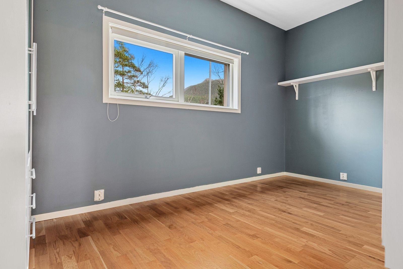 Romslig hovedsoverom med svært mye skapplass Galleribilde