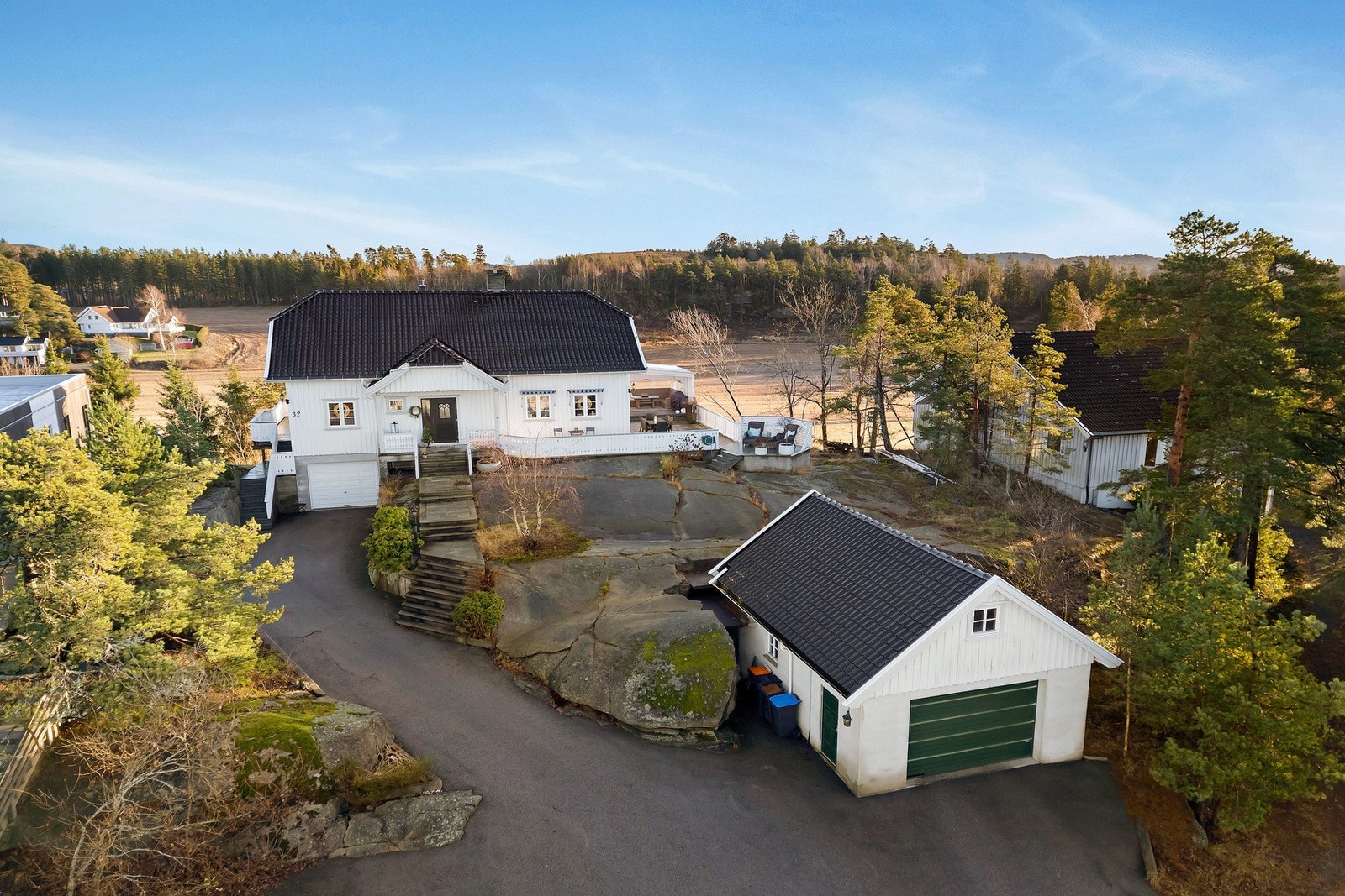 Det er glassert takstein på både bolig og garasje Galleribilde