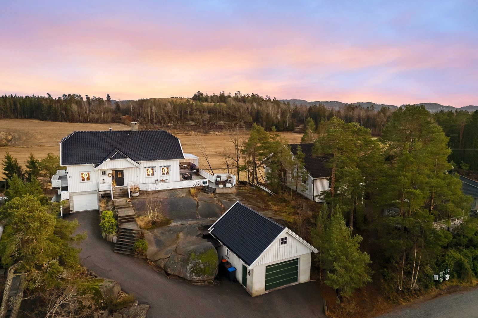 Eiendommen er høyt og solrikt beliggende, med flott utsyn over jorder og tretopper Galleribilde