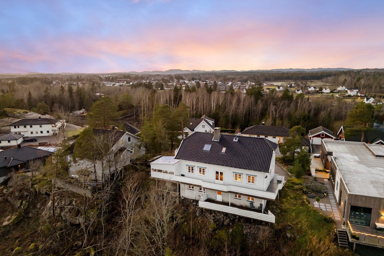 Dette er en innholdsrik bolig over 3 plan med hybel og to garasjer - for å nevne noe Galleribilde