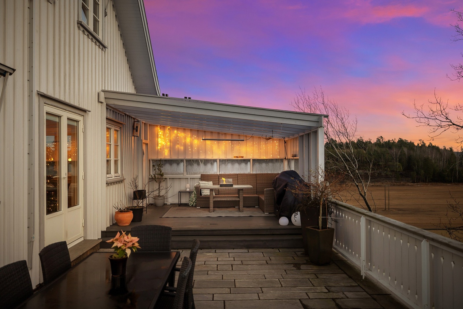 I utestuen kan du sitte i le for vær og vind Galleribilde