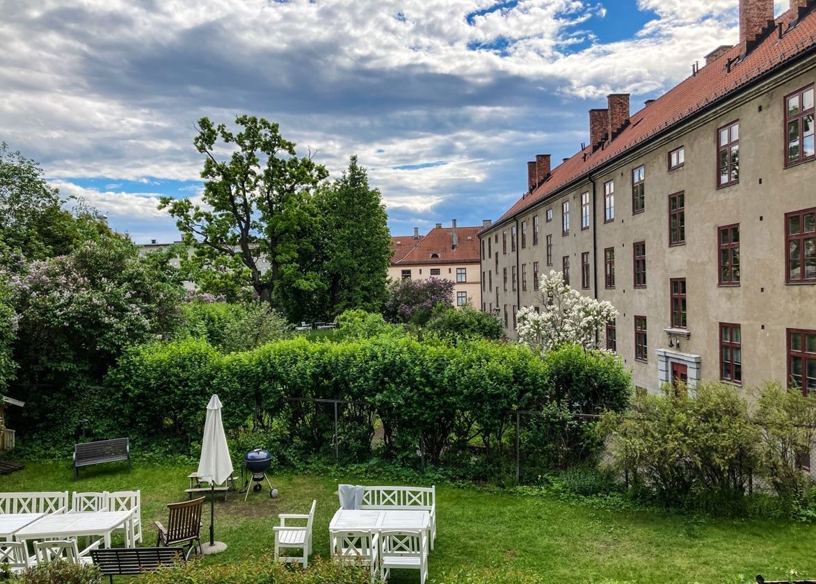 Bakgården er pent opparbeidet. Galleribilde