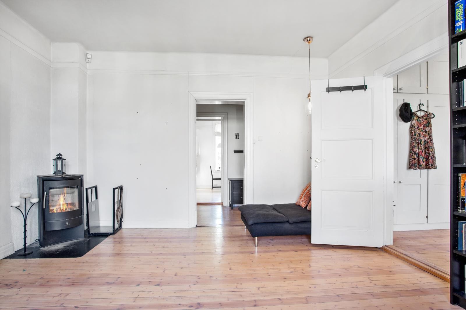 Hyggelig peis, inngang til soverom fra stue Galleribilde