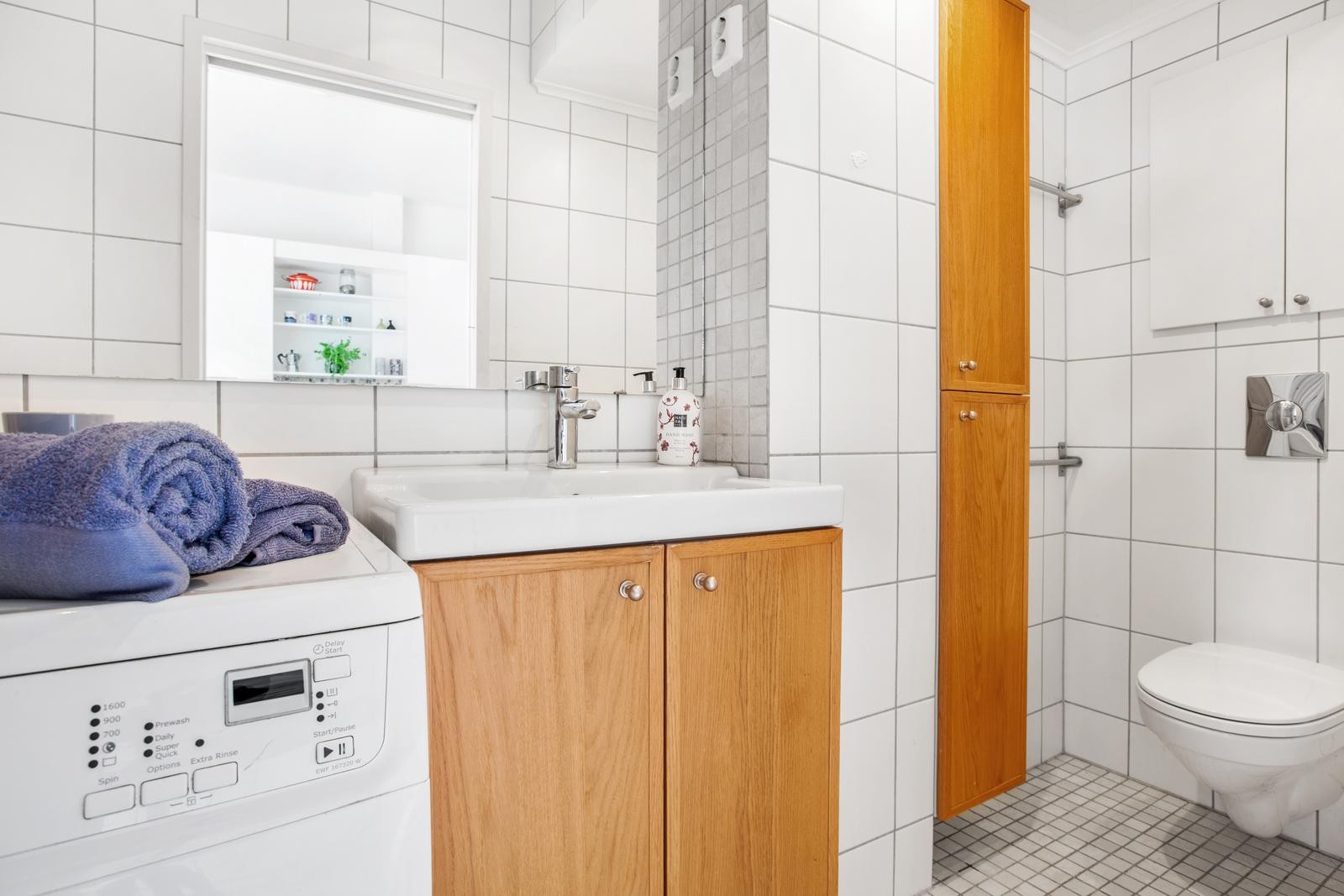 Pent flislagt bad med varme i gulv og opplegg til vaskemaskin Galleribilde