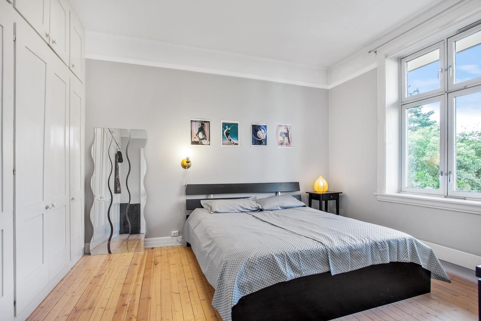 Romslig og lyst soverom med store garderobeskap Galleribilde