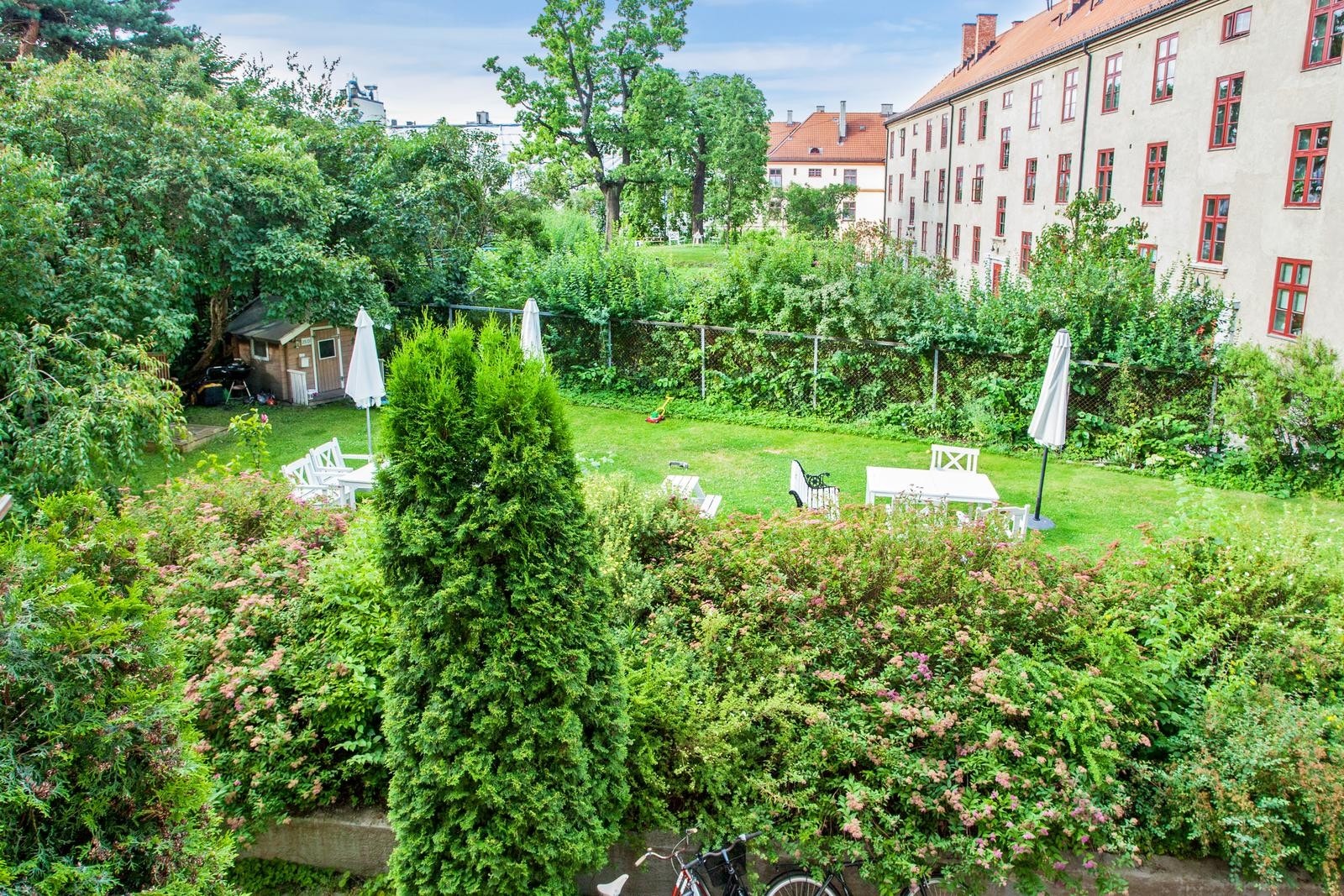 Hyggelig uteområde med sitteplasser Galleribilde