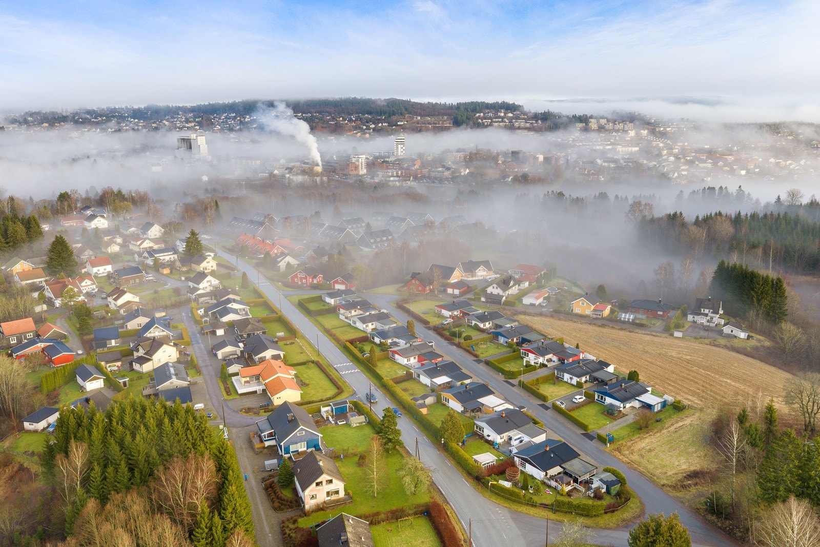 Området rundt eiendommen er barnevennlig og solrikt, med nærhet til Mysen sentrum og offentlig kommunikasjon. Galleribilde