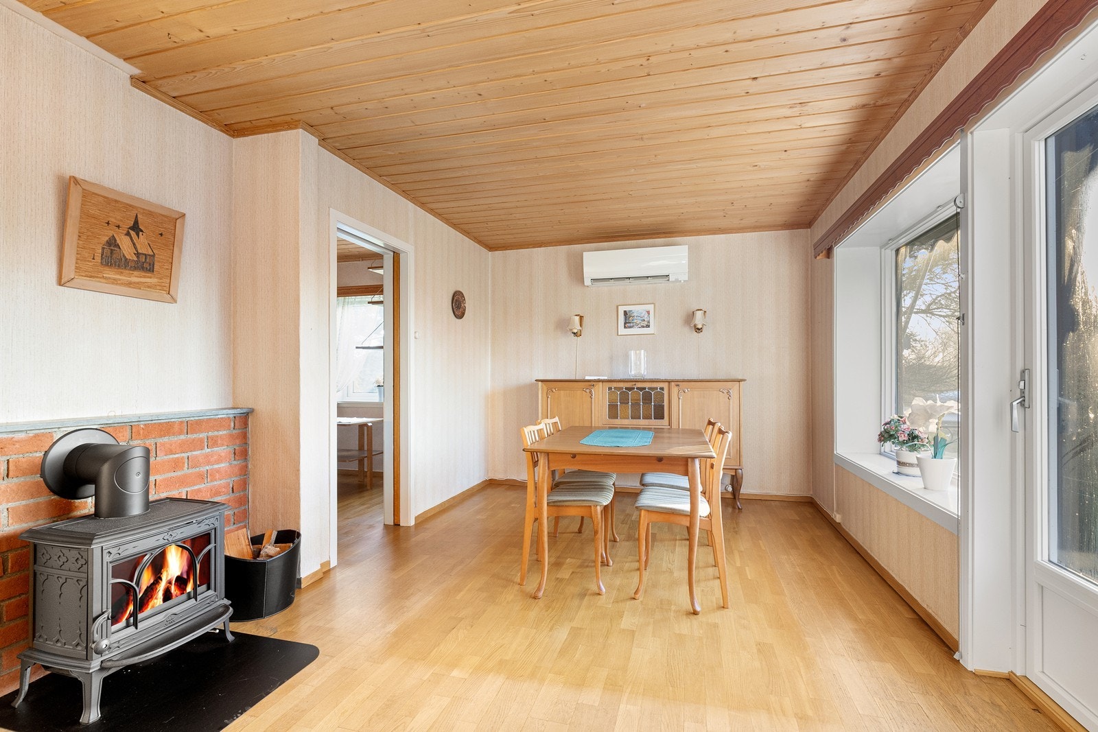 Spisestue med direkte tilgang til terrasse. Galleribilde