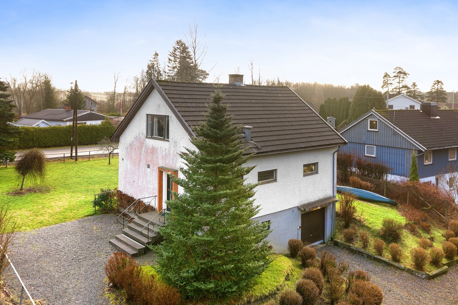 Gruset innkjørsel fører til garasje og gir enkel adkomst. Galleribilde