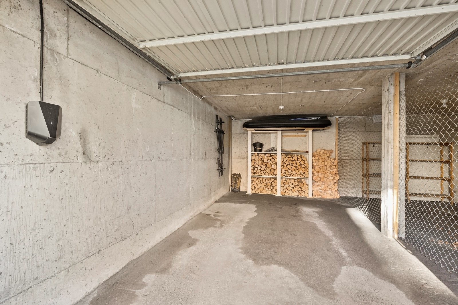 Garasje med lader for elbil Galleribilde