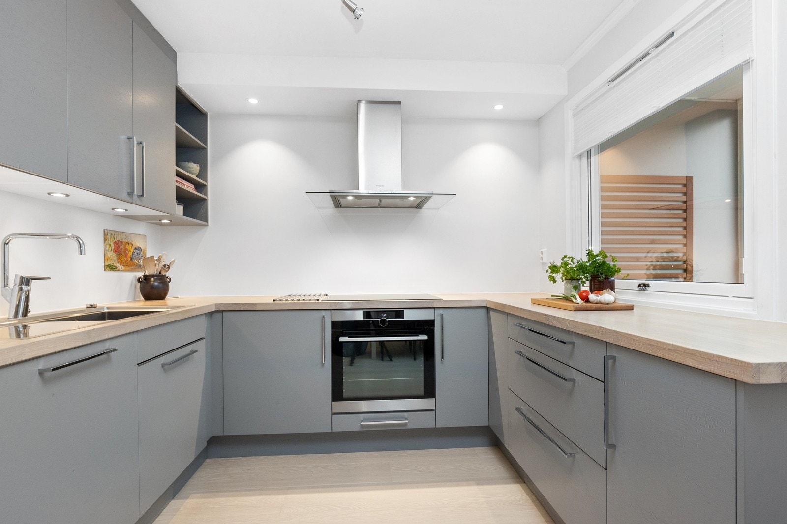 Moderne kjøkken med diverse integrerte hvitevarer Galleribilde