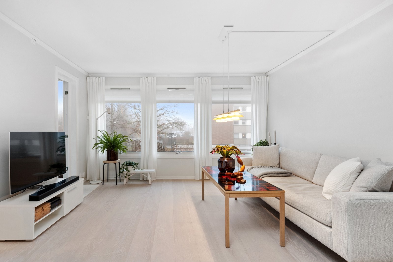 Stue med store vinduer Galleribilde