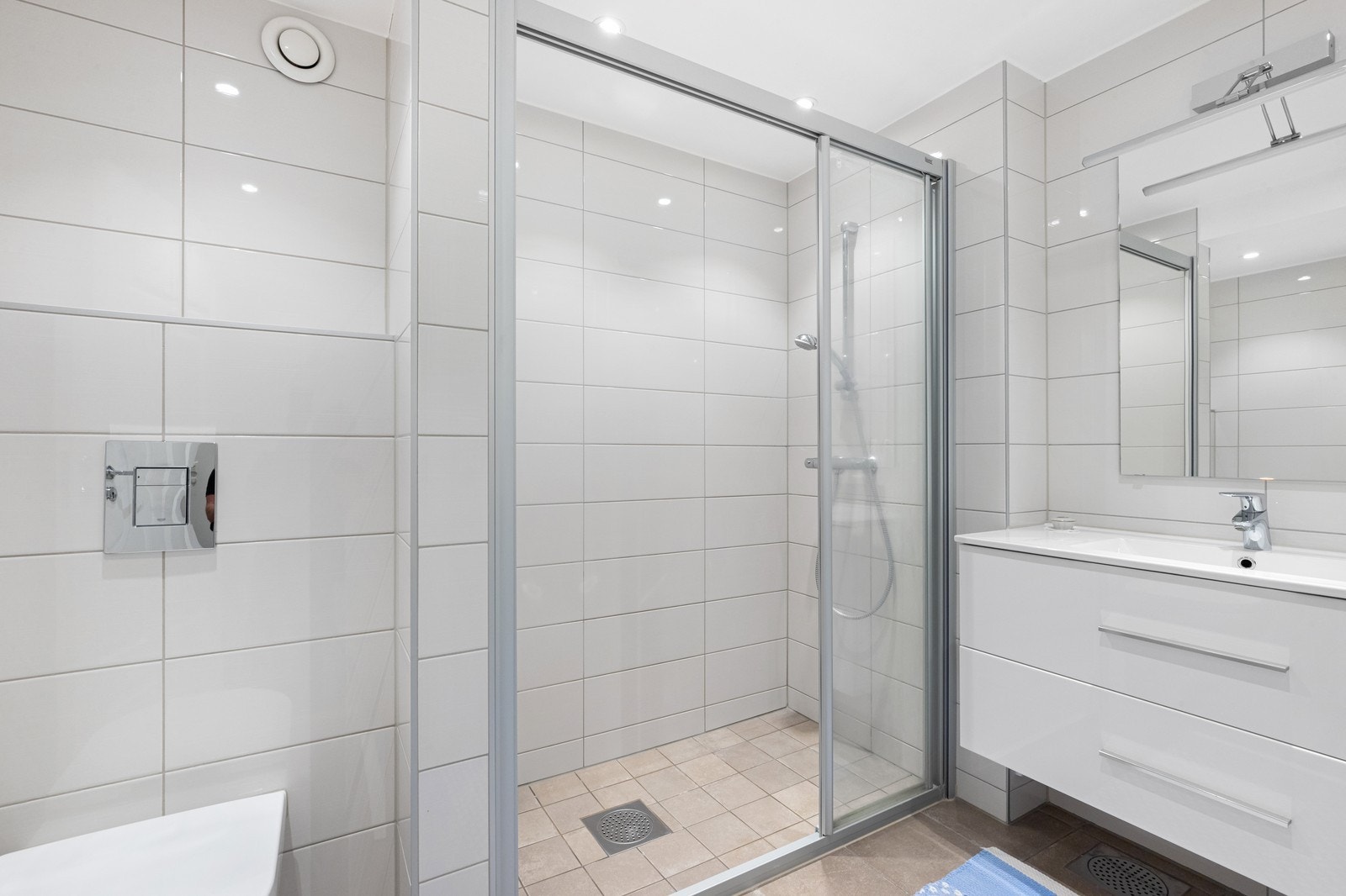 Delikat flislagt bad med pen innredning Galleribilde