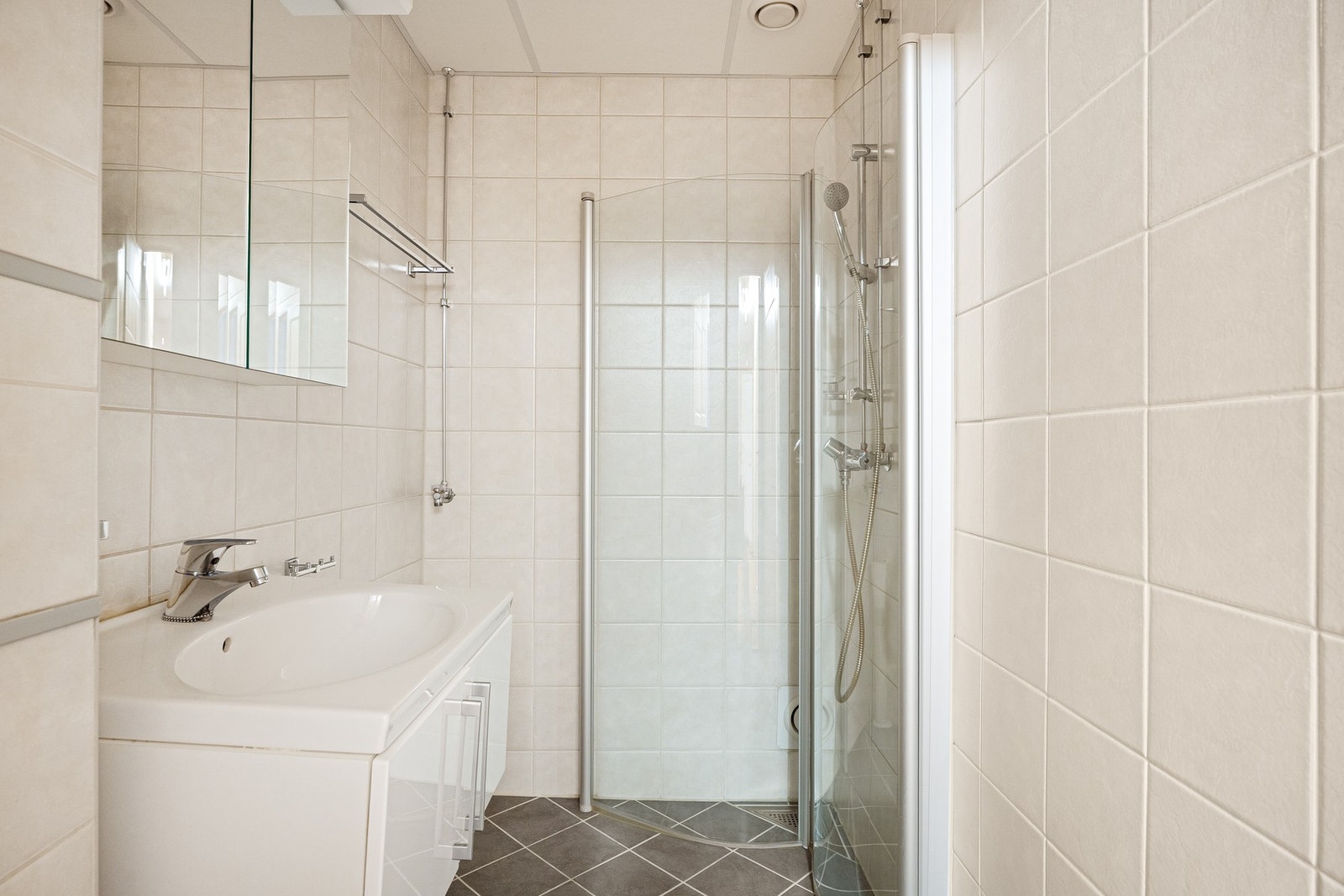 Det er opplegg for vaskemaskin på badet. Galleribilde