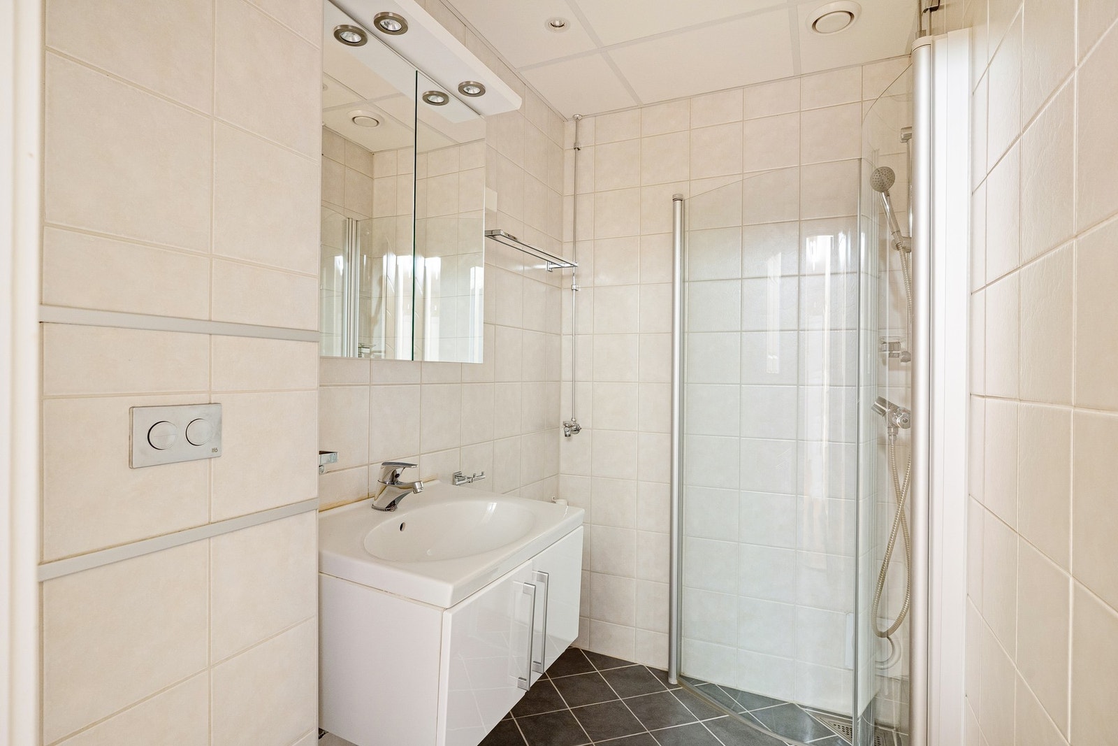 Tidløst flislagt bad pusset opp i regi av aksjelaget 2008-2009. Galleribilde