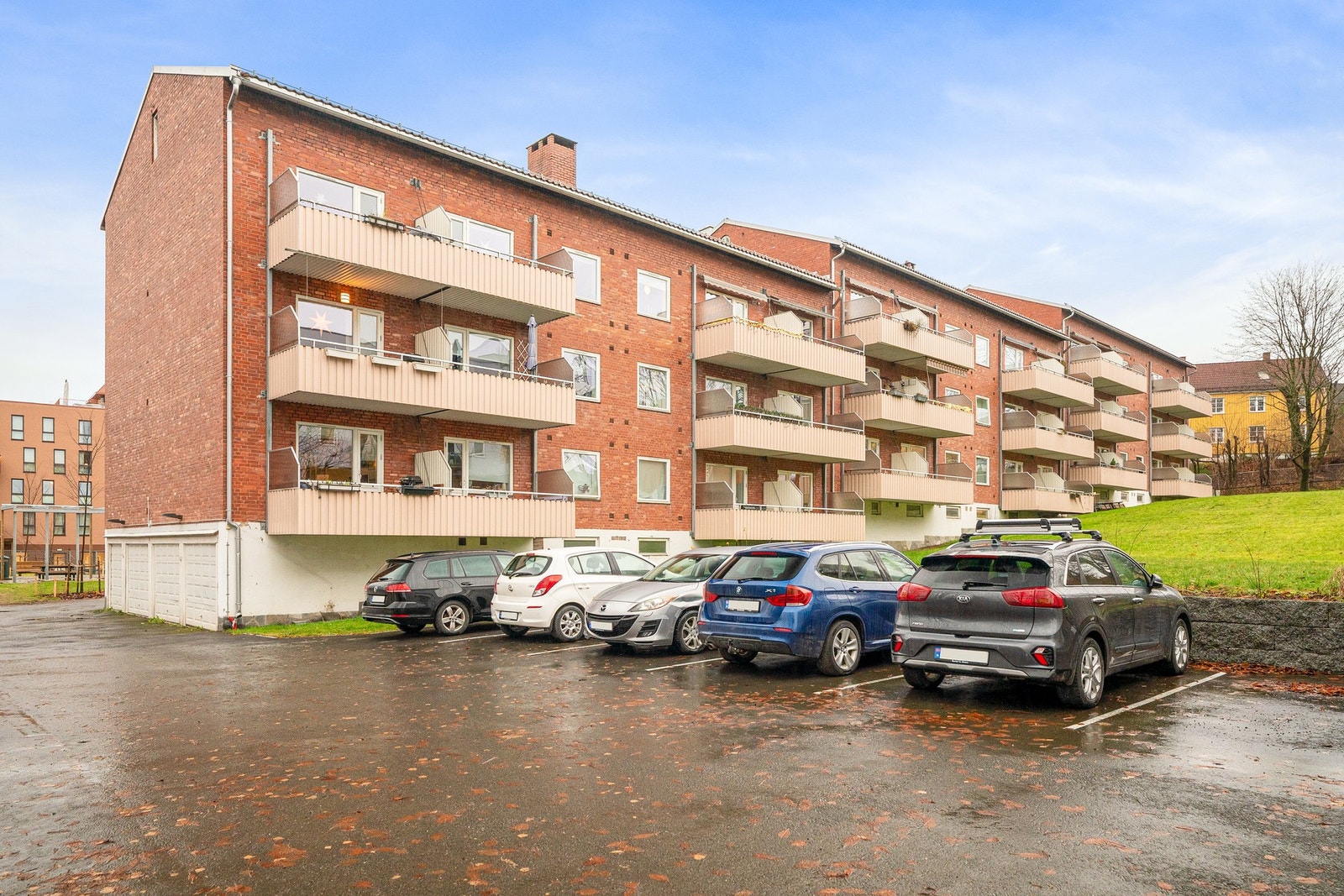 Aksjelaget har totalt 22 p-plasser reservert til beboerne samt 4 stk. el.bil plasser med lader. Det er ledig p.t. Galleribilde