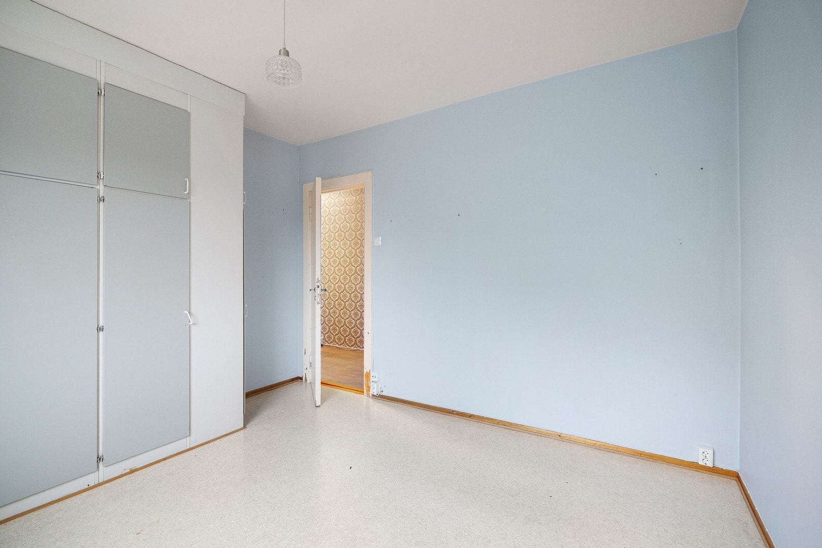 Soverommet har plassbygget garderobe. Galleribilde