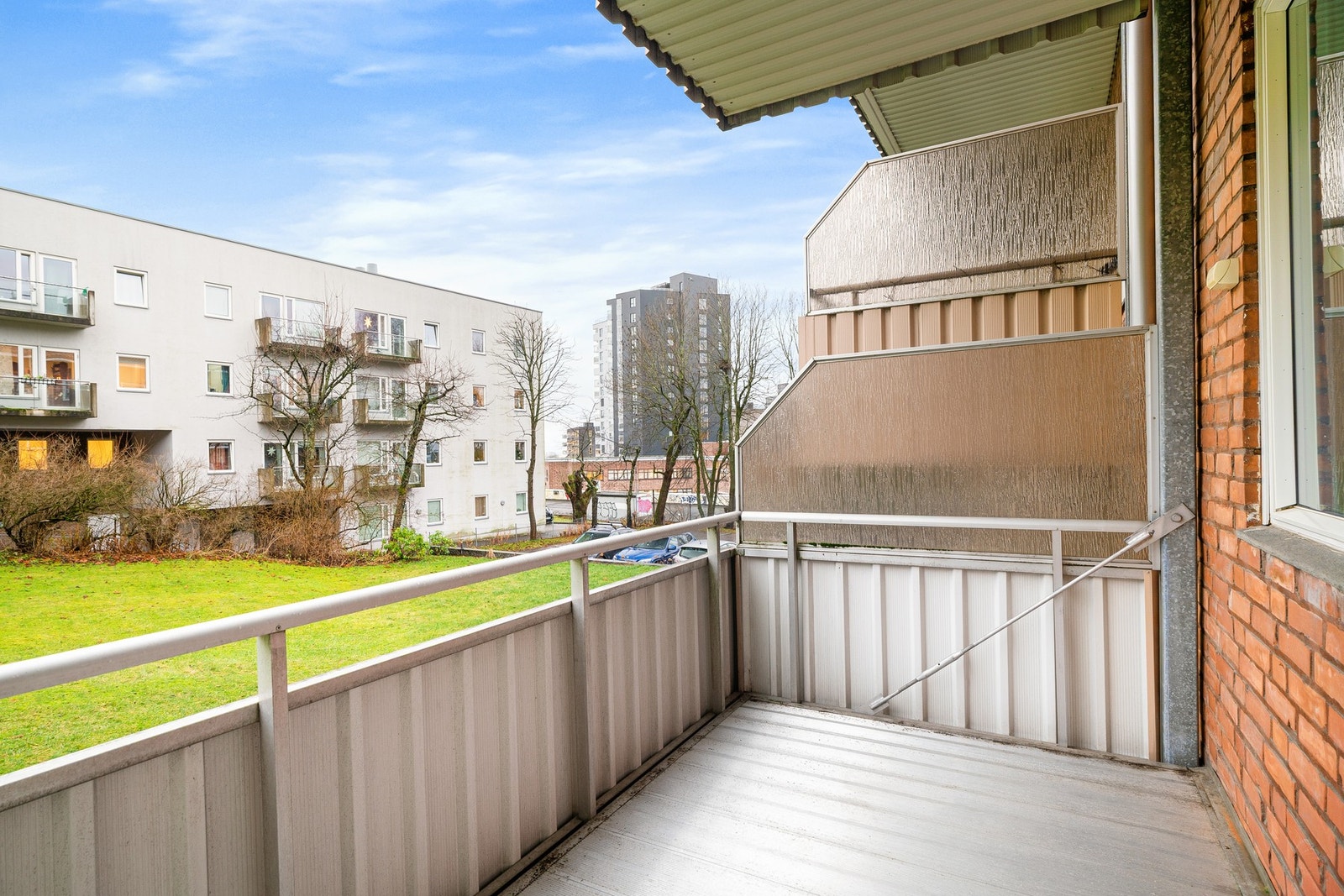 Sørvendt balkong med sol på dagtid. Galleribilde