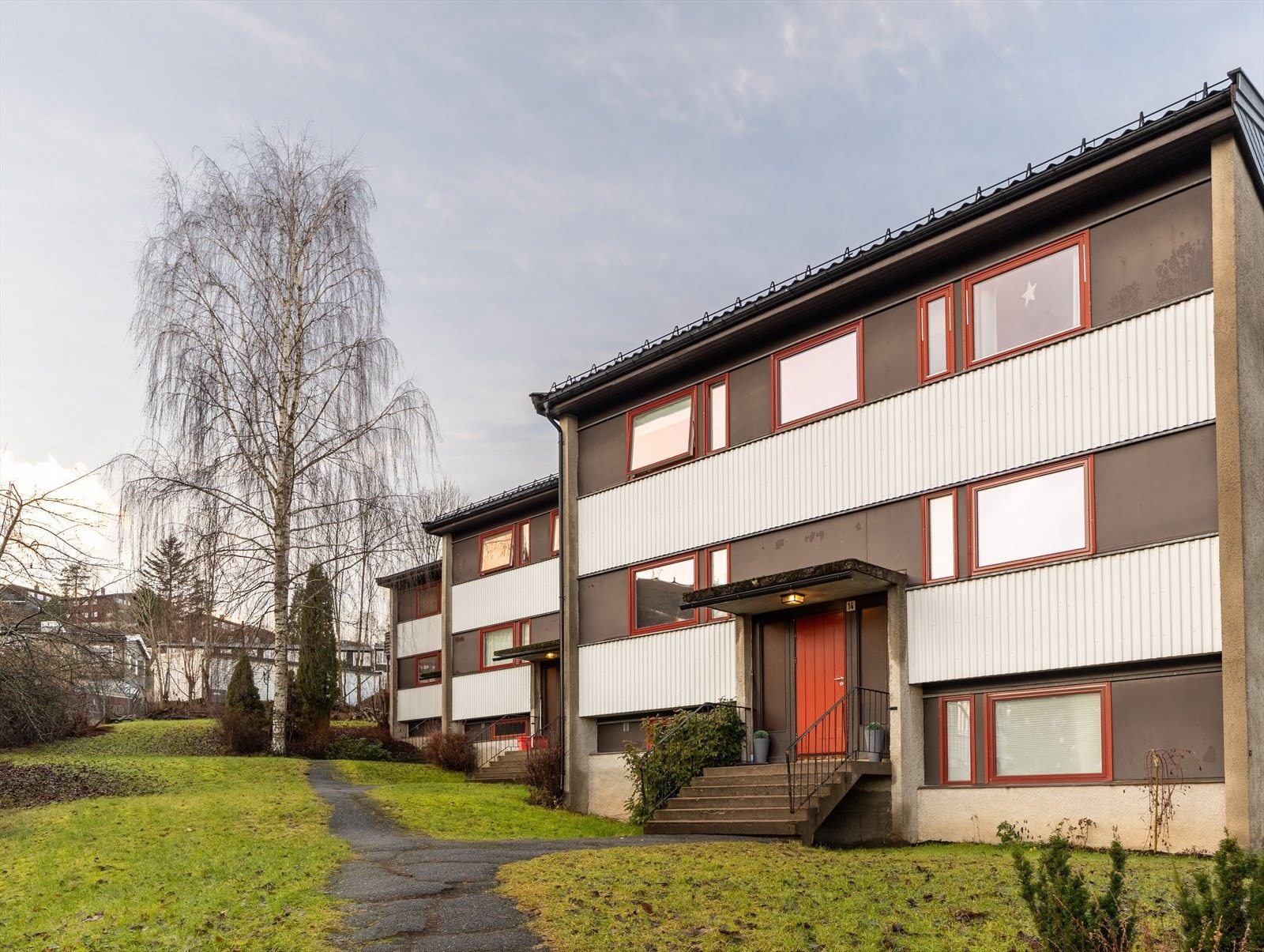 Borkenveien 18 ligger i et populært, veletablert boligområde på Vøyenenga. Galleribilde